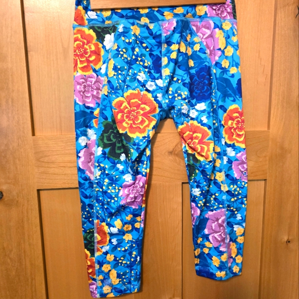 LulaRoe Cropped Fitness Leggings Size small